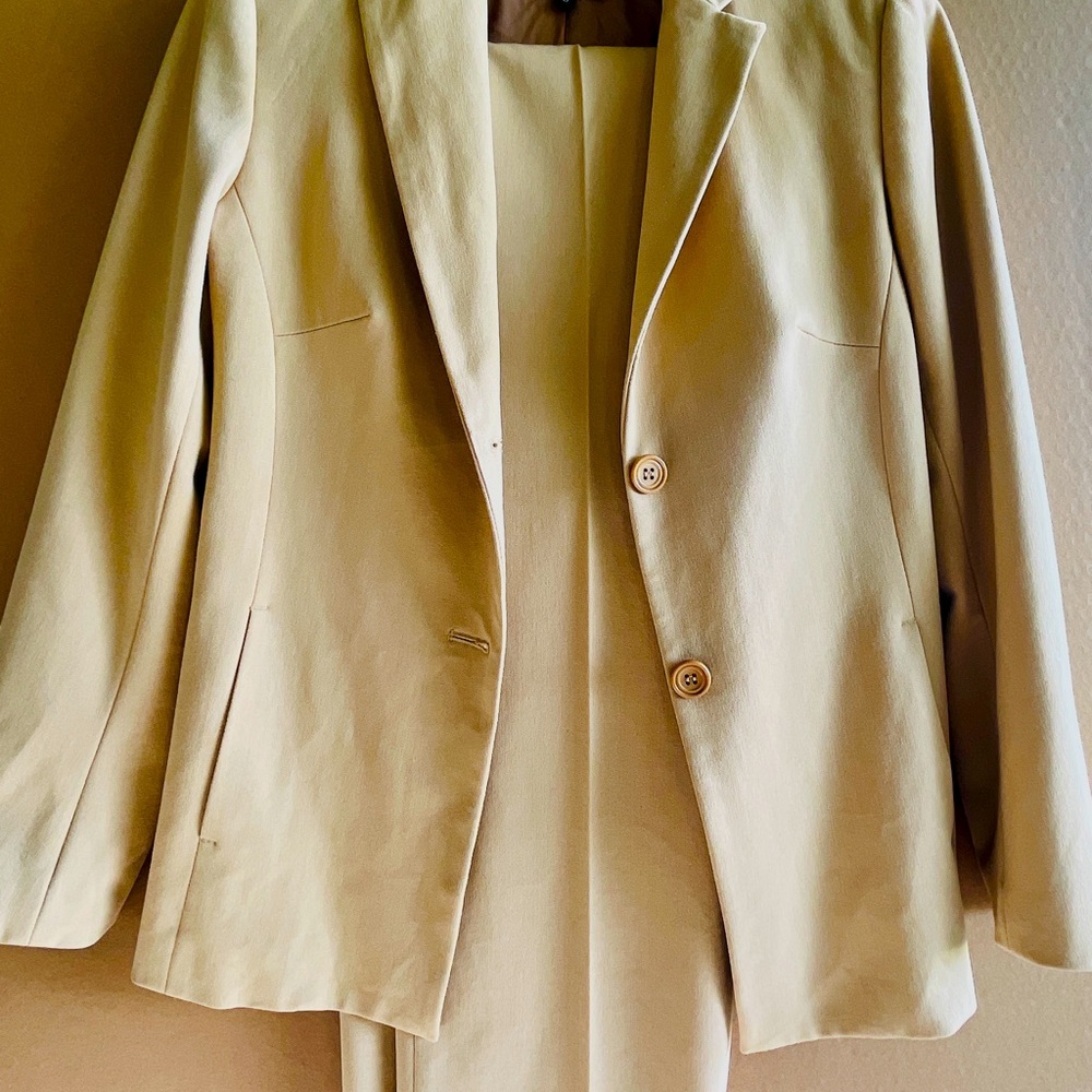 Fabrizio Gianni Size 6 Tan Suit | Stretchy.